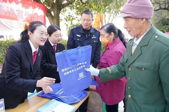 楚雄市人民法院：“五精準(zhǔn)”讓基層普法“燃”起來