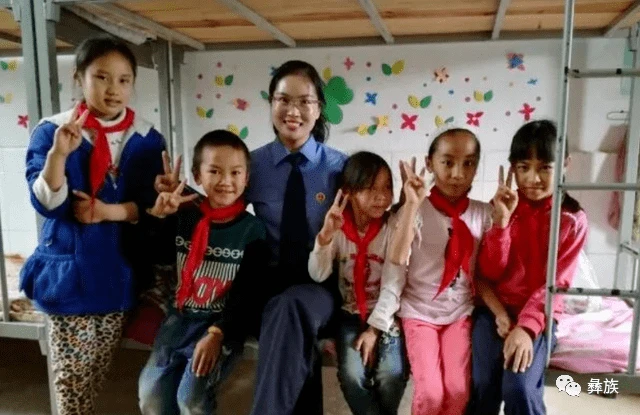 彝族女檢察官帶著女兒和母親去扶貧，一駐村就是三年